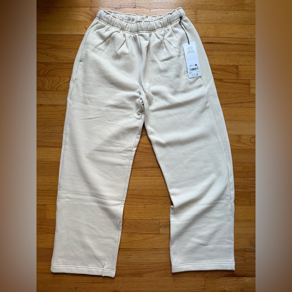 ALO Yoga Milk Straight Leg Sweatpants